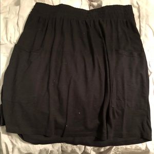 Comfy black skirt with pockets!!